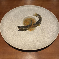 NK - このお皿もすごいのよね。こーゆうソース入れるために作ったのかなぁ