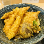 健菜天　佳川 - 上天丼は海老２尾、イカ、鶏むね、野菜５種（椎茸、オクラ、茄子、かぼちゃ、蓮根）