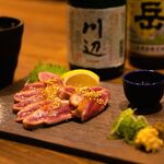 Sumibiyaki Tori Kemuri - 【カモ肉のタタキポン酢】けむりの逸品料理では人気NO1のカモ肉のタタキ。鶏のタタキの中でもカモはクセが少なくあっさりとしていてポン酢との相性も抜群。