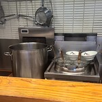 銀座 八五 - 返しがないので、出汁の入っている寸胴鍋と、茹でざるしかなく、厨房は、とてもスッキリしています