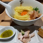 Raxamenhayashida - 日本一の冷やし釜玉麺〜牡蠣トリュフペースト添え〜 900円、トッピングと牡蠣トリュフペーストは別皿での提供