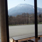 お食事処 天望 - 席からは黒姫山を見渡すことができます
