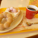 ミスタードーナツ - ブレンドコーヒーとドーナツ（ポン・デ・黒糖、ポン・デ・桜もち、エンゼルクリーム）