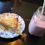 ペレニアルロックガーデン春子谷地 cafe ミルクの里 - タルトセット、洋ナシタルトといちごミルクジュース880円(税込)