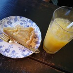 ペレニアルロックガーデン春子谷地 cafe ミルクの里 - タルトセット、洋ナシタルトとオレンジジュース770円(税込)