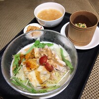 天厨菜館 渋谷店 - 揚げ豆腐と蒸し鶏のごまだれ冷麺　竹筒炒飯・玉葱スープ付