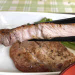 食堂大和 - クセは無く美味しい豚肉ですが、塩のかけ過ぎ！