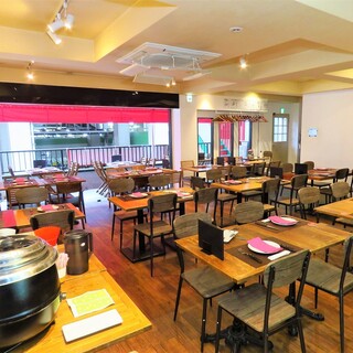 テラス席から広がる開放的な明るい店内