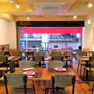 バーカウンターからのテラス席風景