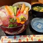 居酒屋うえ野 - 海鮮丼 1550円。