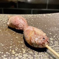 YAKITORI 燃 es - 心膜付きのハツ
                  衝撃的な美味しさです！
                  こんなハツの食感は感動です。
                  心の膜で大切に包まれたハツのやわらかさ、こればかりは実際に食べていただかないとお伝えできない美味しさです♪
                  真衣店長、すんません。