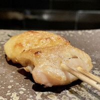 YAKITORI 燃 es - 姫っこ地鶏 手羽のコンフィ
                食べてみたかったです♪
                手羽と言うと普通は脂がブッシャーってかなり強烈なのですが、コンフィにすると脂が約7割位の落ち着きとなり、凝縮された旨味がブッシャーに変わるのですよ！