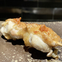 YAKITORI 燃 es - 飛来幸地鶏の振袖 6年熟成かんずり
                沼能さんに感謝♪
                飛来幸地鶏は300日長期肥育した親鶏、更に三週間熟成させたしっかりした噛み応えのある食感に落ち着いた旨味、パサつきは一切なくあるのは美味しさです♪
