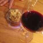 Okagesantsu - ポテトサラダにイタリアワイン。グラスだと種類少なめで、頼んだワインが唯一の重めらしいが、フルボディにしては軽い。
                        ポテトサラダの具はたまねぎに卵とシンプルなもの。悪くない。