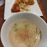 タイ キッチン - トムヤムクンラーメンに、ライス、スープ、春巻きが付きます。