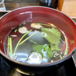 吉ひろ - カツ丼には吸い物付きです。