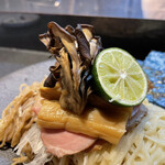 Japanese Soba Noodles 蔦 - 高く盛られた具材