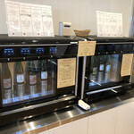 ガレッテリア ダ・サスィーノ   - テイスティング用冷蔵ショーケース。（左）甘口シードル4種 （右）辛口シードル4種