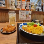 Takomu Masara Daina - スパイスたこ焼き４個とハイボール、カレー