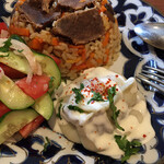 タバスム - サラダ、マンティ付き。
                                ライスは粒が大きくてぷちぷちしてます。
                                すごく美味しいです(^~^)b