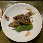 おかもと - ❻揚げてから焼いた鮎、実山椒のソース