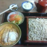 松月 - この日の夜定食（半カツ丼、もりそばセット）８００円