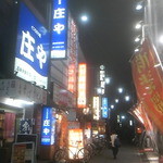 Shiyou Getsu - 通りの一番奥の左側にある青い看板が松月さん