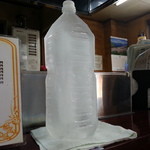 こく一番 ラーメン みどりや - 冷たそうなお水です（２０１３年３月）。