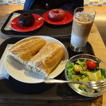 ランチセット（パニーニorホットサンドイッチ＋サラダ＋ドリンク） 750円