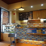 ファブリック - カウンターの向こうは厨房になっています