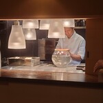 伯雲 - 鮎に串を通す坂本店主