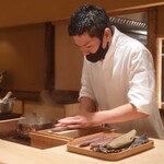 伯雲 - 一番出汁の実演をする坂本店主