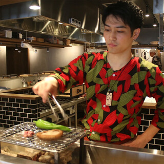 ライブ感溢れる炉端焼き！