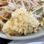 ラーメン もっけだの - 『旨辛つけ麺 炎山ニンニクヤサイマシマシ+味玉(スクラッチクーポン)』のニンニク