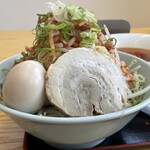 ラーメン もっけだの - 『旨辛つけ麺 炎山ニンニクヤサイマシマシ+味玉(スクラッチクーポン)』の麺、トッピング