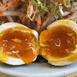 ラーメン もっけだの - 『旨辛つけ麺 炎山ニンニクヤサイマシマシ+味玉(スクラッチクーポン)』の味玉