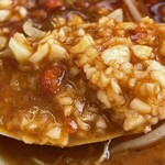 ラーメン もっけだの - 『旨辛つけ麺 炎山ニンニクヤサイマシマシ+味玉(スクラッチクーポン)』のニンニク×つけ汁