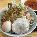 ラーメン もっけだの - 『旨辛つけ麺 炎山ニンニクヤサイマシマシ+味玉(スクラッチクーポン)』の麺、トッピング