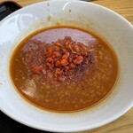 ラーメン もっけだの - 『旨辛つけ麺 炎山ニンニクヤサイマシマシ+味玉(スクラッチクーポン)』のつけ汁