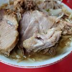 ラーメン二郎 - デカいブタに細切れブタもトッピング♪