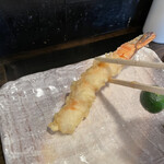 讃岐饂飩 恩家 - 最後に海老天を
