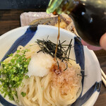 讃岐饂飩 恩家 - 出汁醤油をかけて頂きます♪