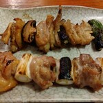 Yakitori Izumi - 皮 210円(税込)＋ねぎま 210円(税込)(2022年7月8日撮影)