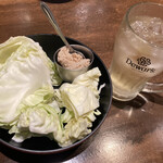 炭火野菜巻き串と餃子 博多うずまき - お通し、ハイボール