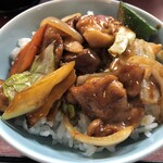 中華工房おかげさま - 日替わりのおかずをオンザライス
