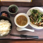 中華工房おかげさま - 牛肉とにんにくの芽炒め定食