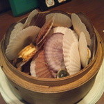 旬鮮炭火焼 獺祭 - お通しのベビー帆立酒蒸し