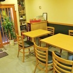 文 - 明るくきれいな店内