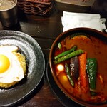 ラマイ - チキンカレー、ライスＳに、目玉焼きのせて