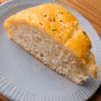 リストランテ シエロ - この日のパンはホカッチャ！！外がパリッと焼き上がって、岩塩&ローズマリー。中はフワフワ(≧∀≦)もうこれは何個でもいける！！